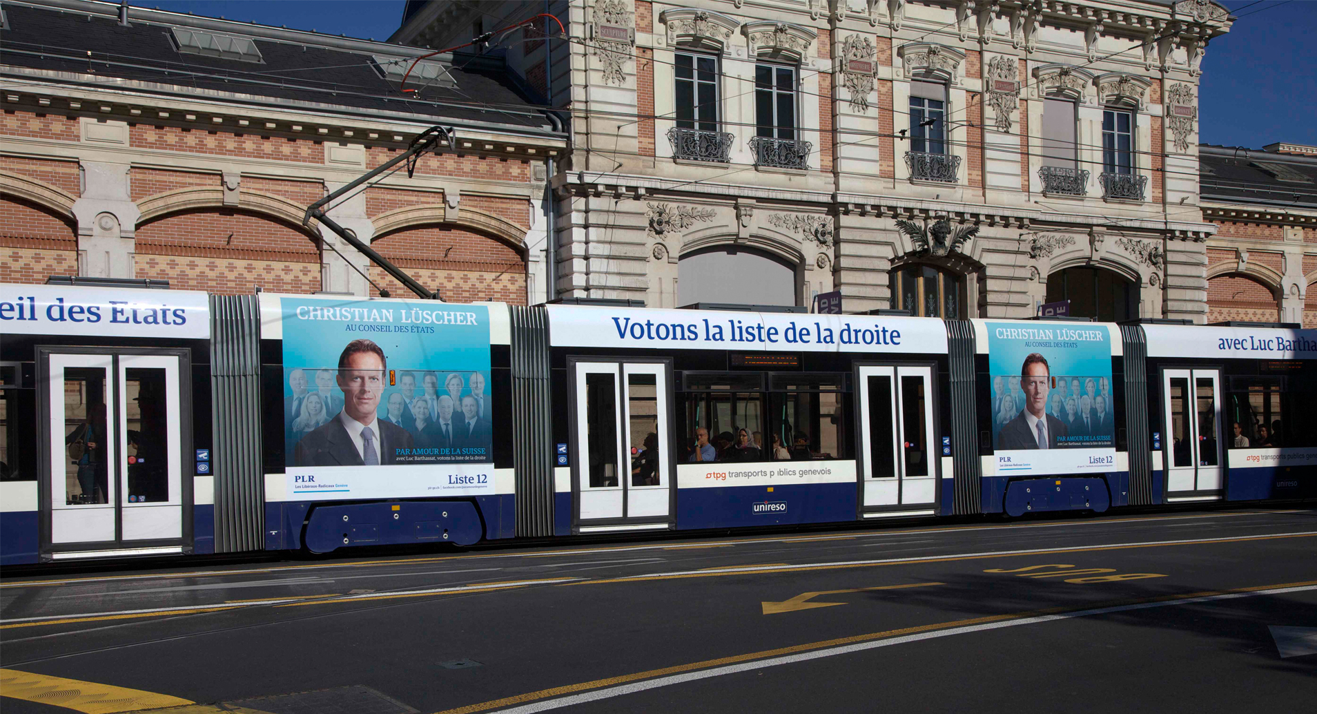 Campagne d'affichage pour un parti politique 2 Affiche sur un tramway
