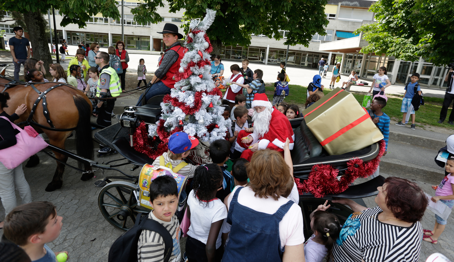 Guérilla marketing "Objets encombrants" 4 Guérilla marketing le Père Noël avec des enfants