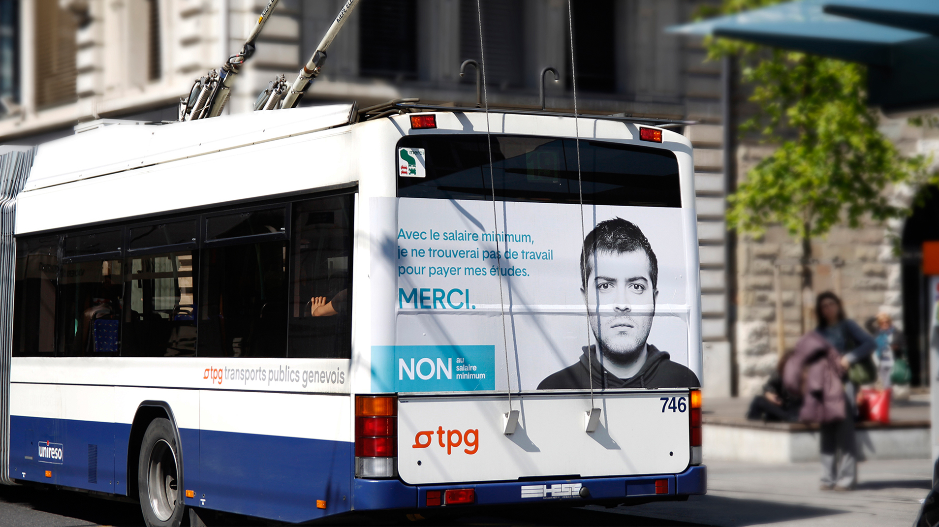 Campagne politique: Non au salaire minimum 4 Affiche à l'arrière d'un bus Non au salaire minimum de la campagne politique par Enigma