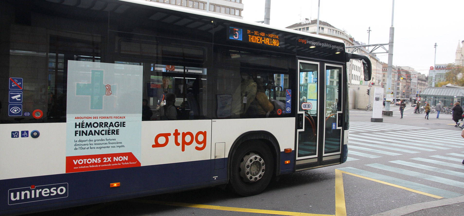 Campagne Politique - NON à l'initiative pour l'abolition des forfaits fiscaux 7 Affiche campagne politique sur un bus