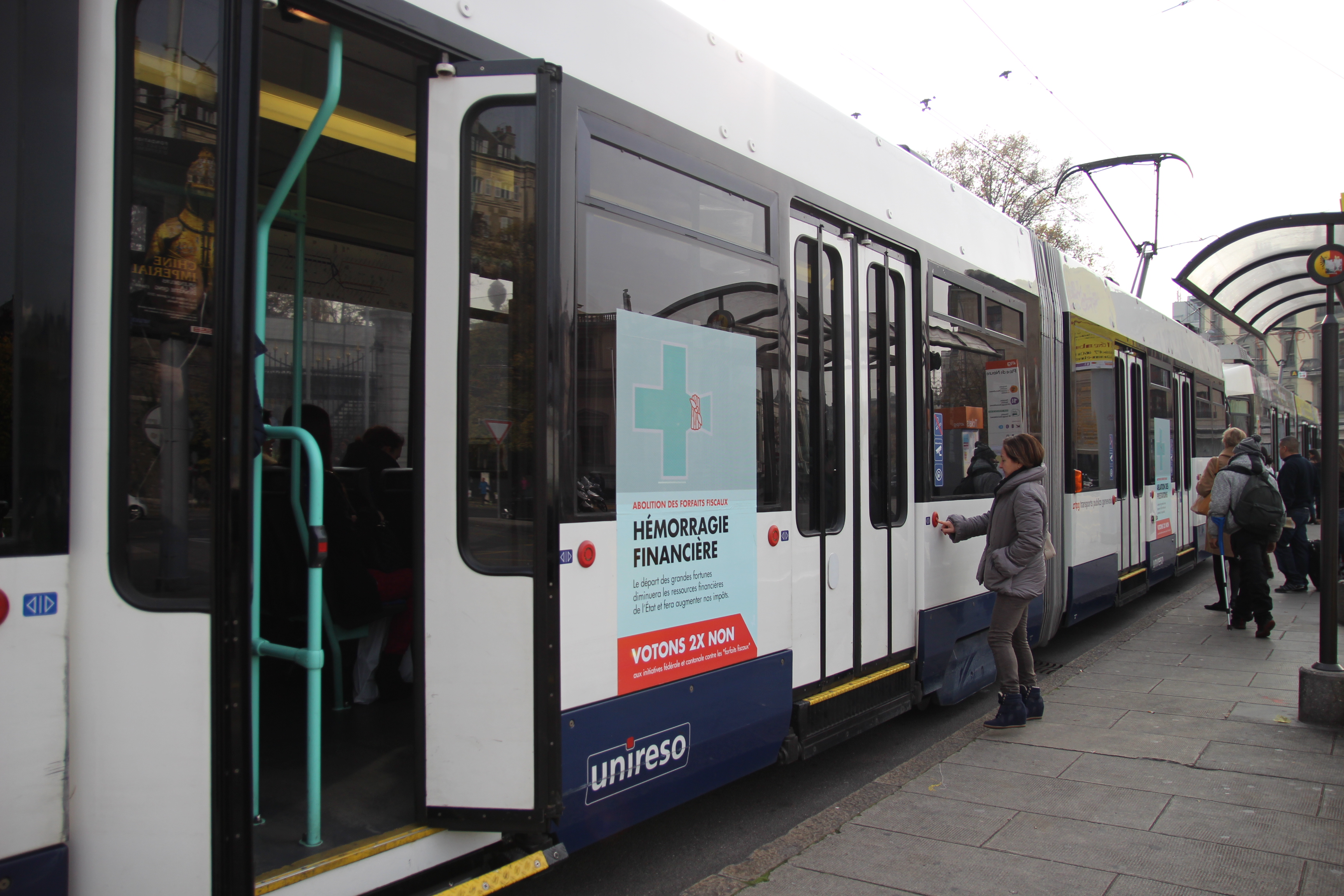 Campagne Politique - NON à l'initiative pour l'abolition des forfaits fiscaux 8 Affiche campagne politique sur un tramway