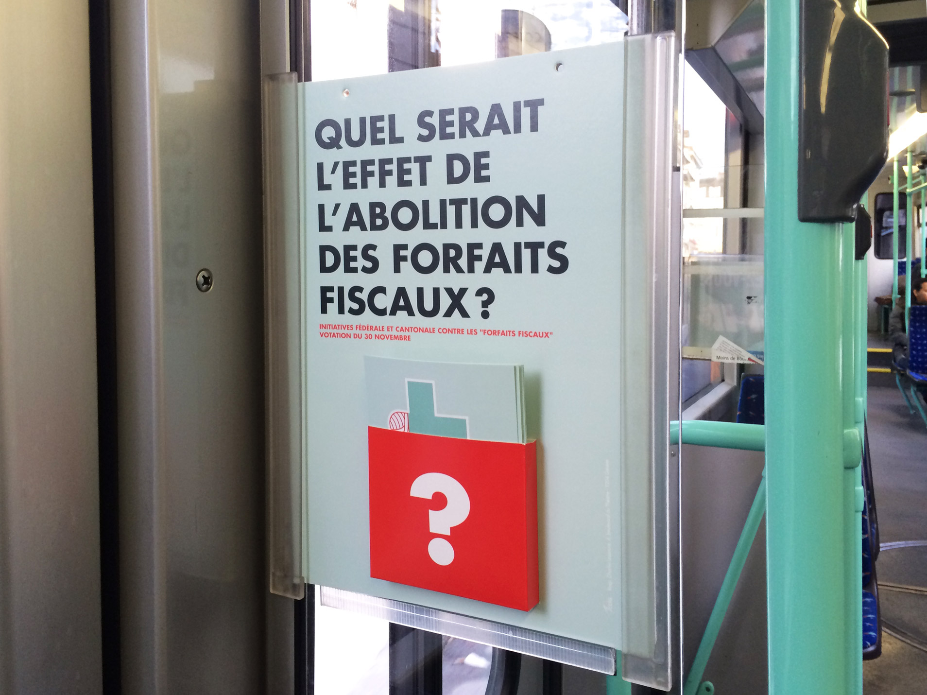 Campagne Politique - NON à l'initiative pour l'abolition des forfaits fiscaux 9 Flyers de la campagne politique dans le tramway