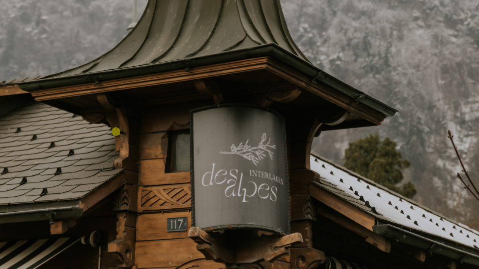 front of restaurant des alpes